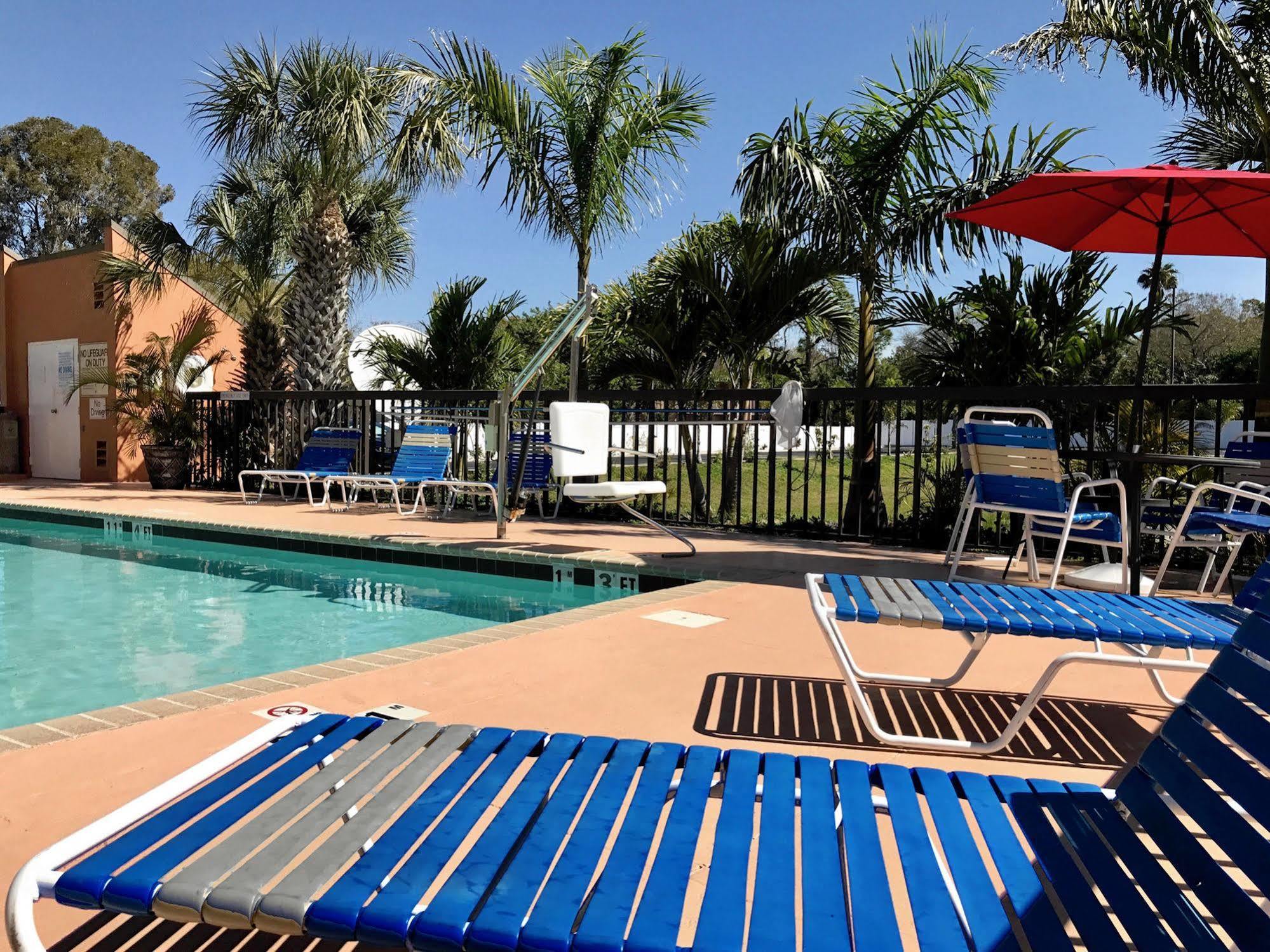 Days Inn By Wyndham Sarasota Bay Exterior photo